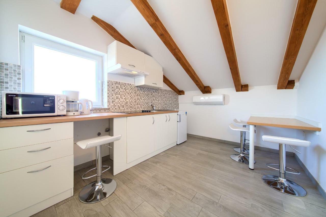 Vijon Apartment Njivice Bagian luar foto